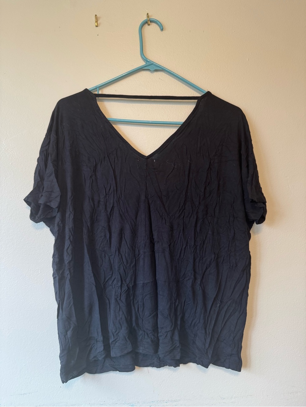 Old Navy Black V-Neck Short Sleeve Tee - Picture 2 of 3